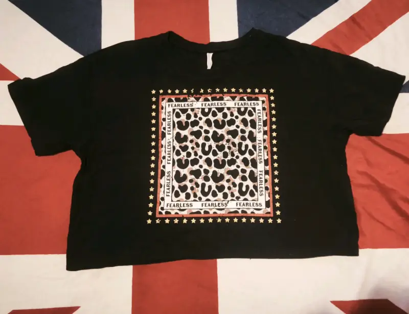 Polera negra estampada Fearless - 2