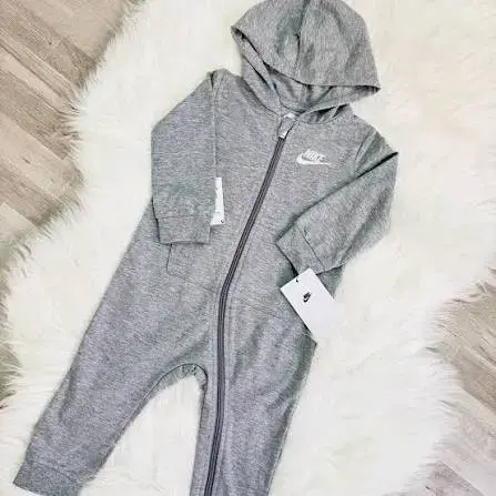 Enterito de bebé Nike gris con capucha