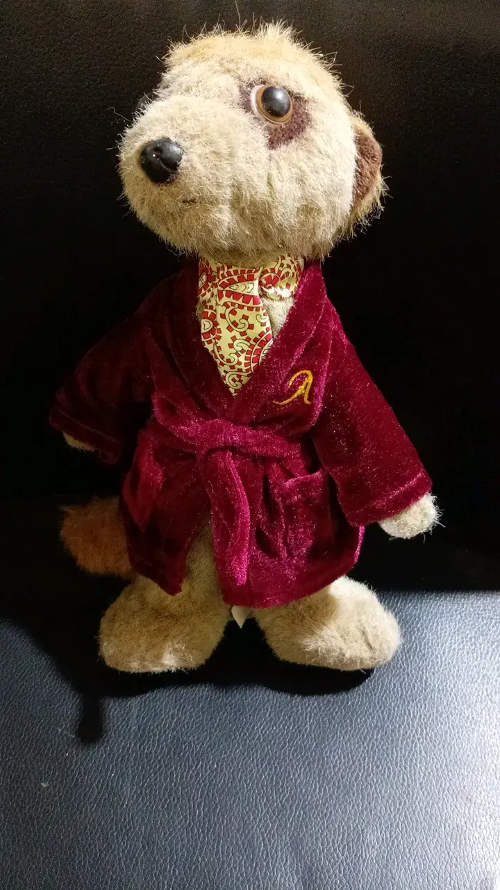 Peluche suricata con bata roja elegante