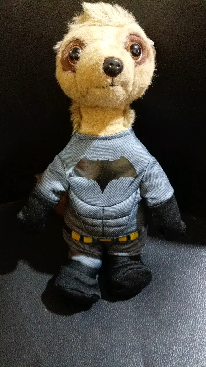 Peluche suricata disfrazado de Batman