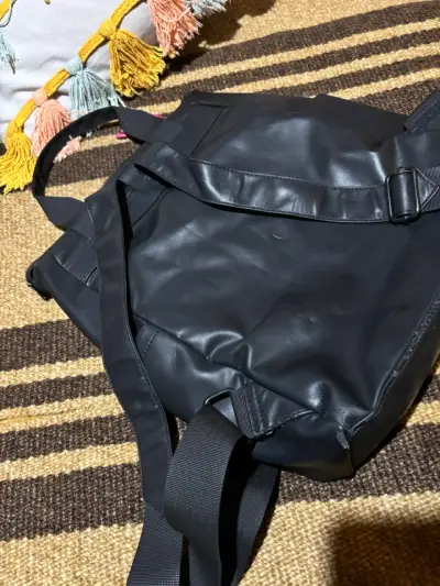 Mochila negra de cuero sintéti lounge - miniatura 4
