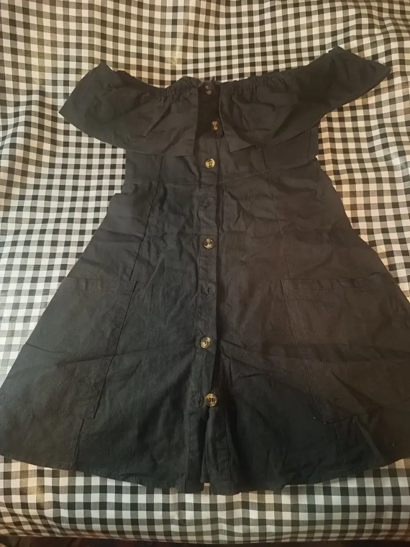 Vestido negro con botones estilo off-shoulder - 2