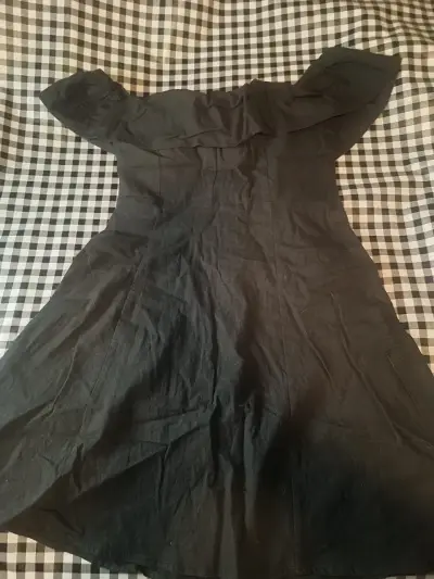 Vestido negro con botones estilo off-shoulder - miniatura 3
