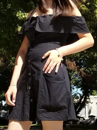Vestido negro con botones estilo off-shoulder - miniatura 6