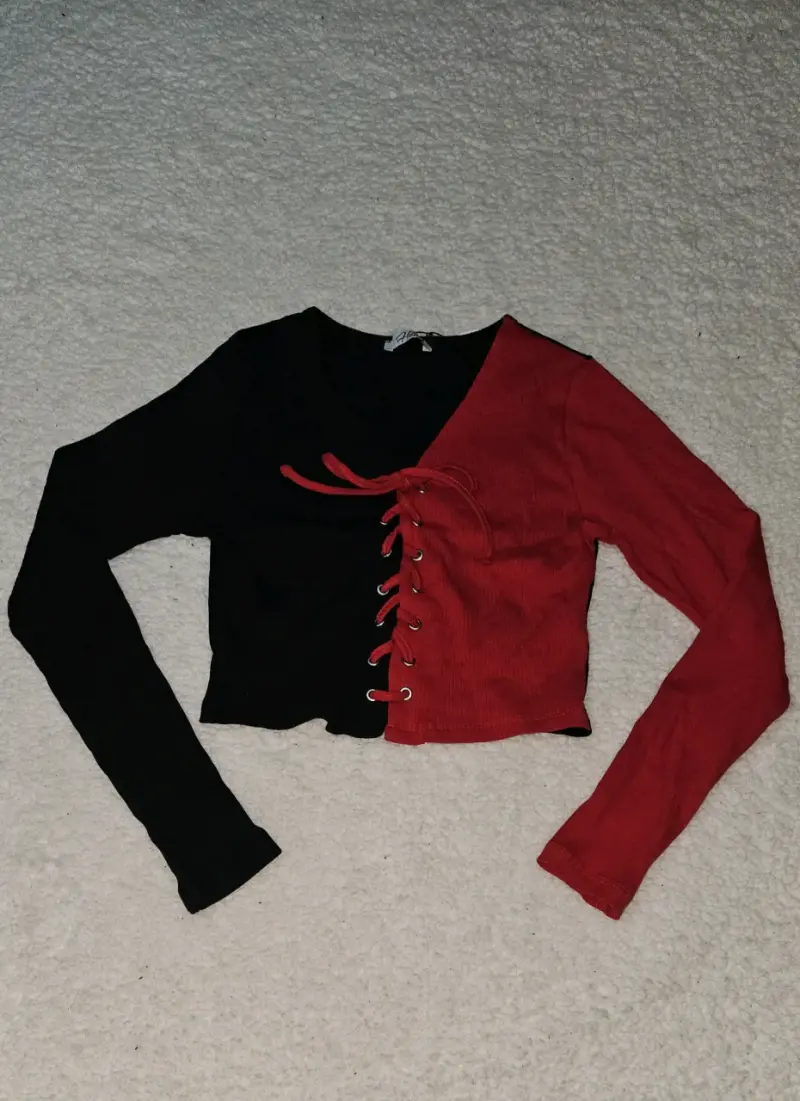 Polera bicolor con cordones ajustables