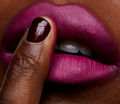Labial Mac Powder Kiss Lipstick Velvet Punch - miniatura 4