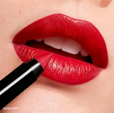 Lápiz Labial Bobbi Brown Luxe Defining Red Ilusión - miniatura 2
