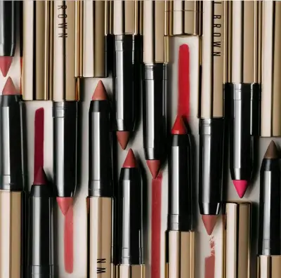 Lápiz Labial Bobbi Brown Luxe Defining Red Ilusión - miniatura 4
