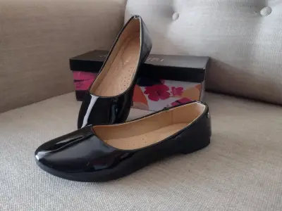Bailarinas negras de charol elegantes - miniatura 2
