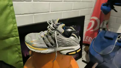 Zapatillas deportivas grises con detalles negros - miniatura 1