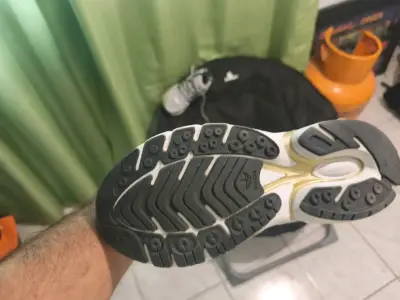 Zapatillas deportivas grises con detalles negros - miniatura 2