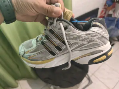 Zapatillas deportivas grises con detalles negros - miniatura 3