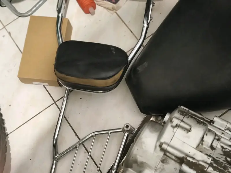 Respaldo para moto Bajaj cromado - 3