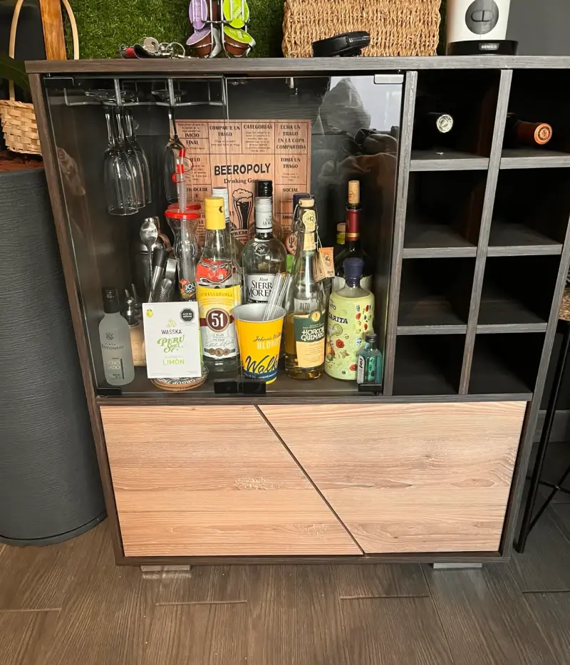Bar de madera con compartimentos
