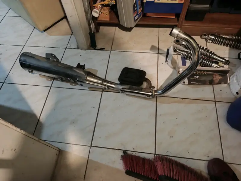 Escape de moto cromado usado