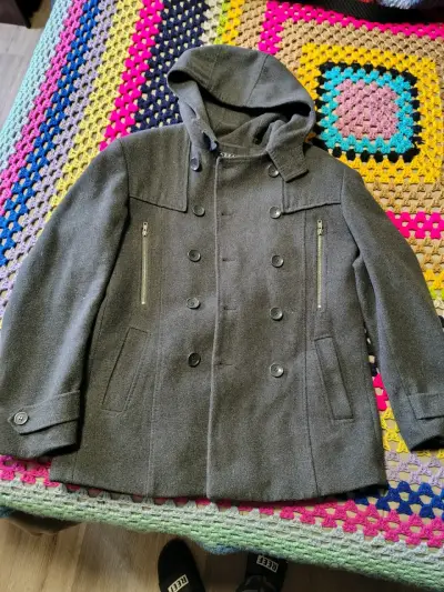 Abrigo gris con capucha y botones - miniatura 1
