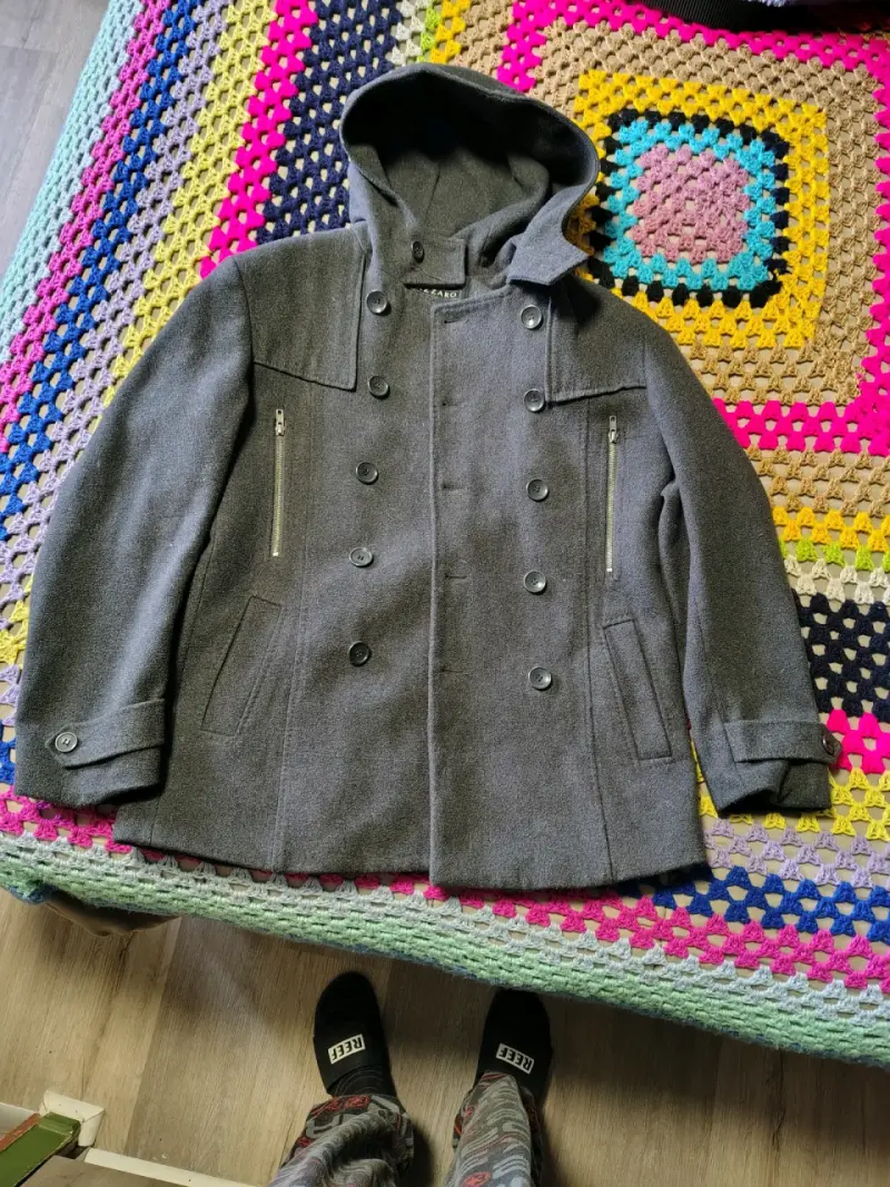 Abrigo gris con capucha y botones - 2