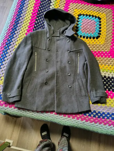 Abrigo gris con capucha y botones - miniatura 2