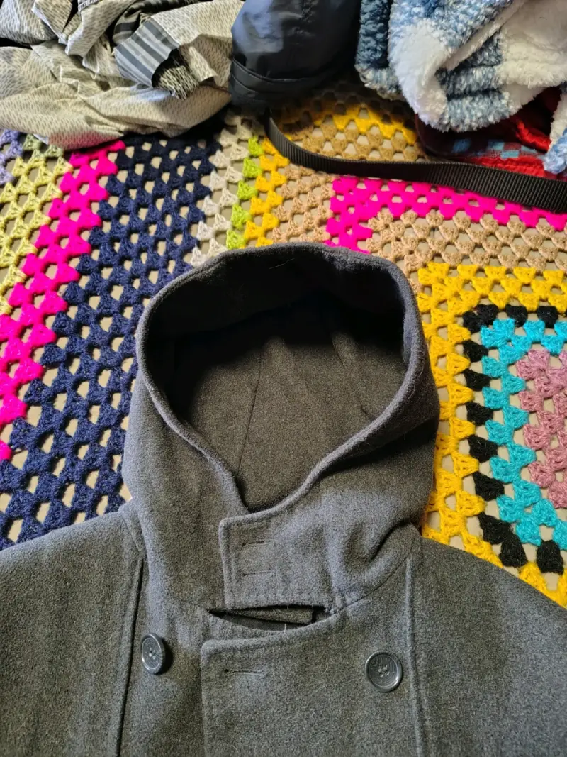 Abrigo gris con capucha y botones - 3