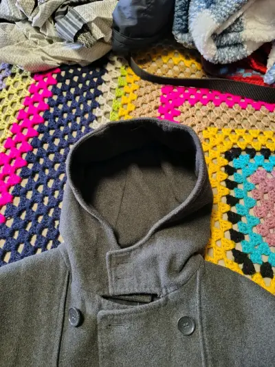 Abrigo gris con capucha y botones - miniatura 3