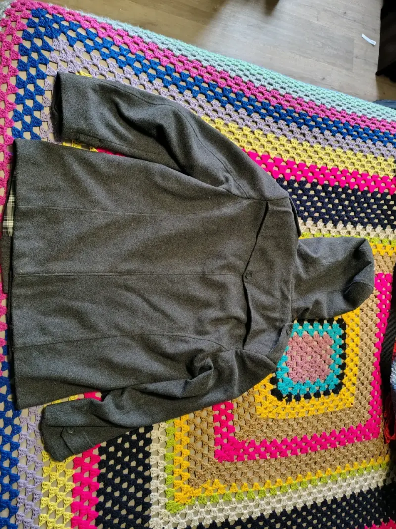 Abrigo gris con capucha y botones - 6
