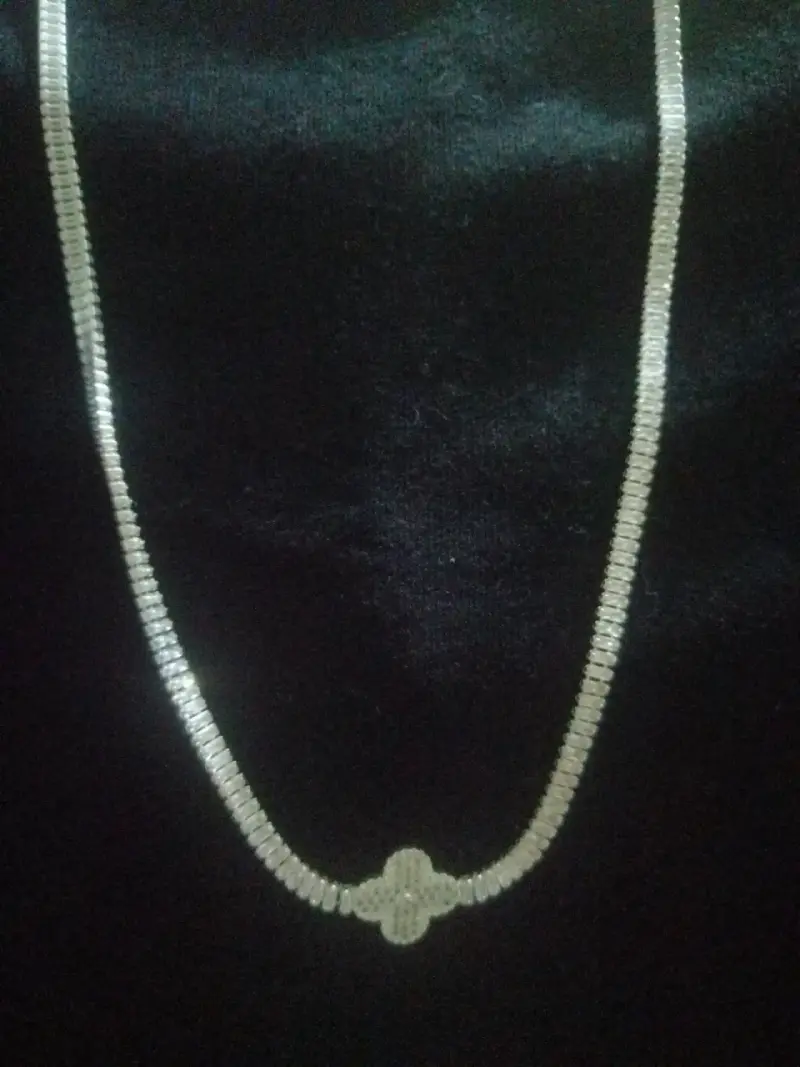 Collar de plata con diseño elegante - 1
