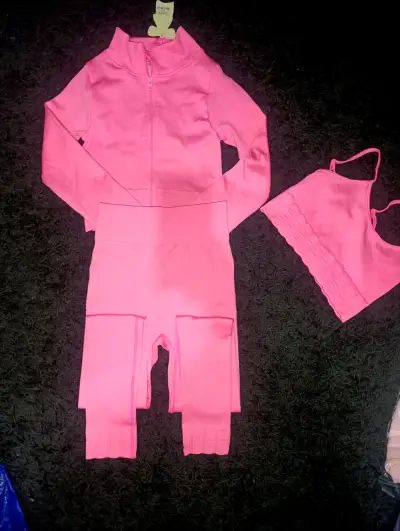 Conjunto de ropa deportiva para mujer en colores rosado y salmón - miniatura 2