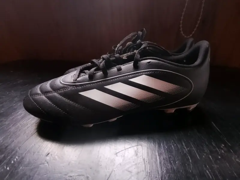 Zapatos de fútbol Adidas negros con rayas - 1