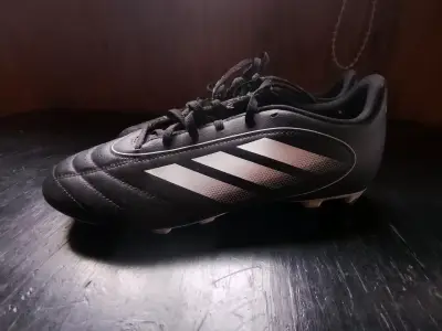 Zapatos de fútbol Adidas negros con rayas - miniatura 1