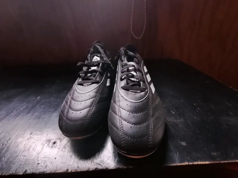 Zapatos de fútbol Adidas negros con rayas - 2