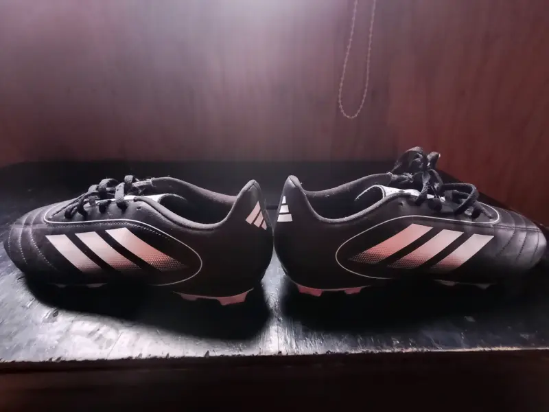 Zapatos de fútbol Adidas negros con rayas - 3