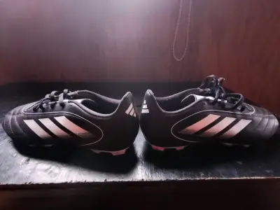 Zapatos de fútbol Adidas negros con rayas - miniatura 3