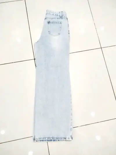Jeans de mezclilla azul claro para mujer - miniatura 1
