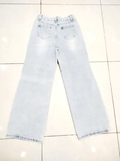Jeans de mezclilla azul claro para mujer - miniatura 2