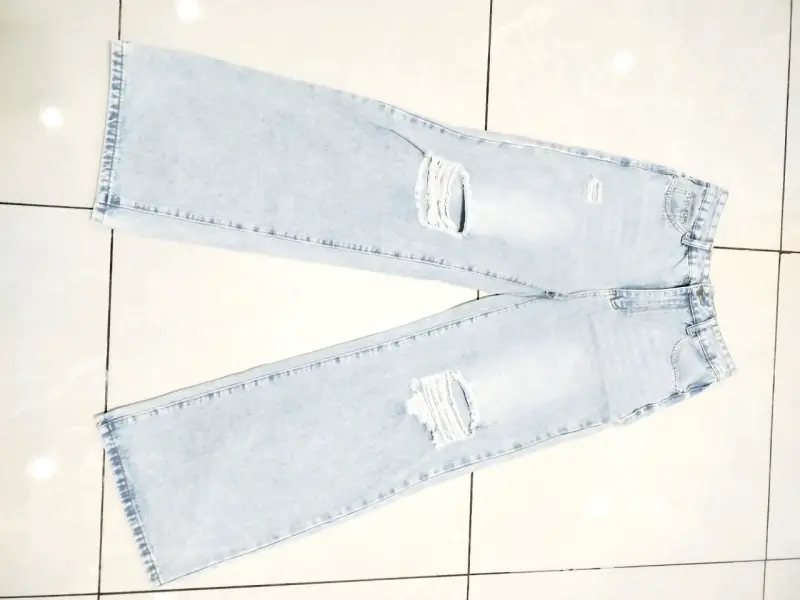 Jeans de mezclilla azul claro para mujer - 4