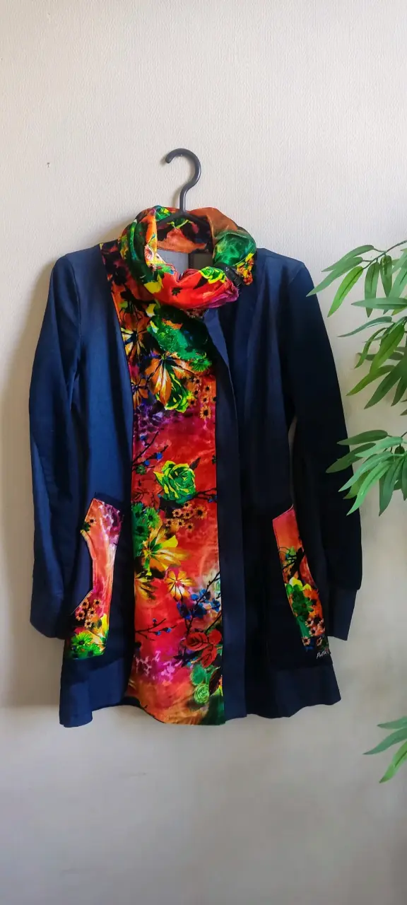 Abrigo azul con diseño floral colorido