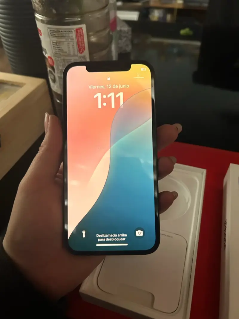 iPhone 12 en buen estado con caja original - 1