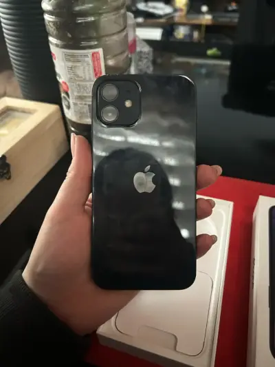 iPhone 12 en buen estado con caja original - miniatura 2