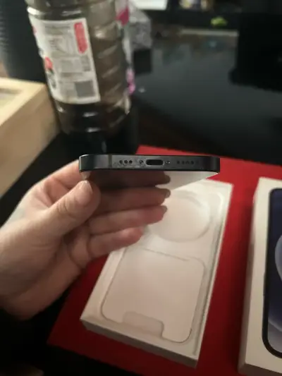 iPhone 12 en buen estado con caja original - miniatura 5