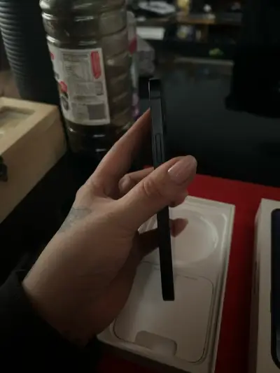 iPhone 12 en buen estado con caja original - miniatura 6