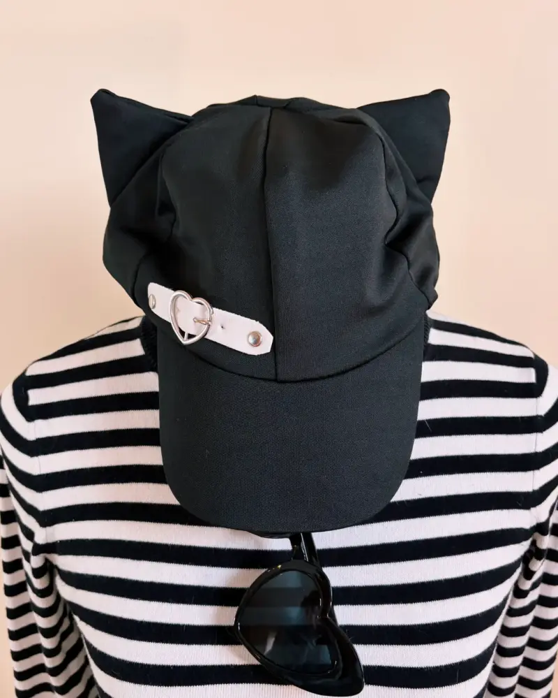 Gorro negro con orejas y detalle de corazón - 1
