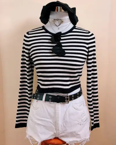 Gorro negro con orejas y detalle de corazón - miniatura 2