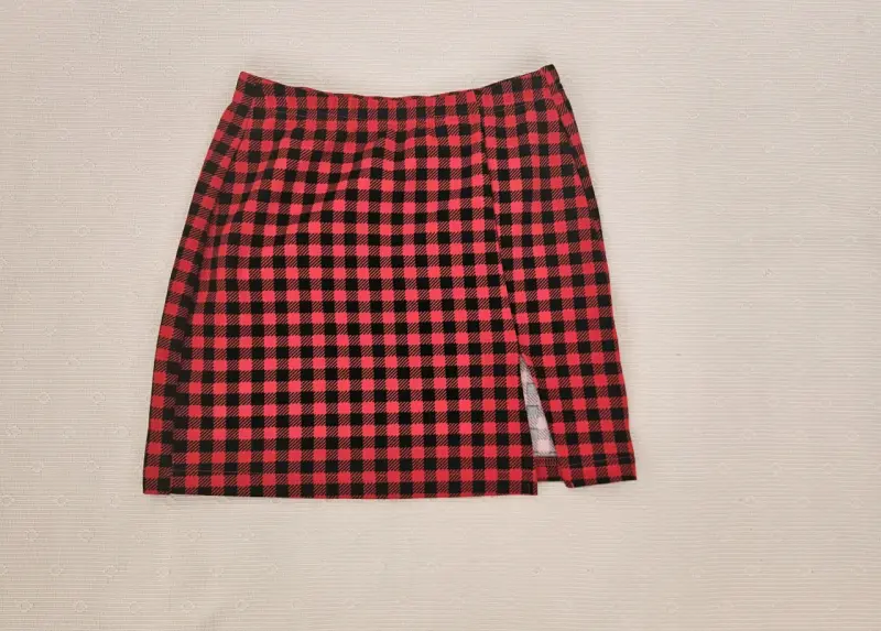 Falda corta a cuadros rojos y negros