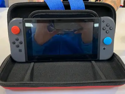 Consola portátil con estuche de transporte - miniatura 1