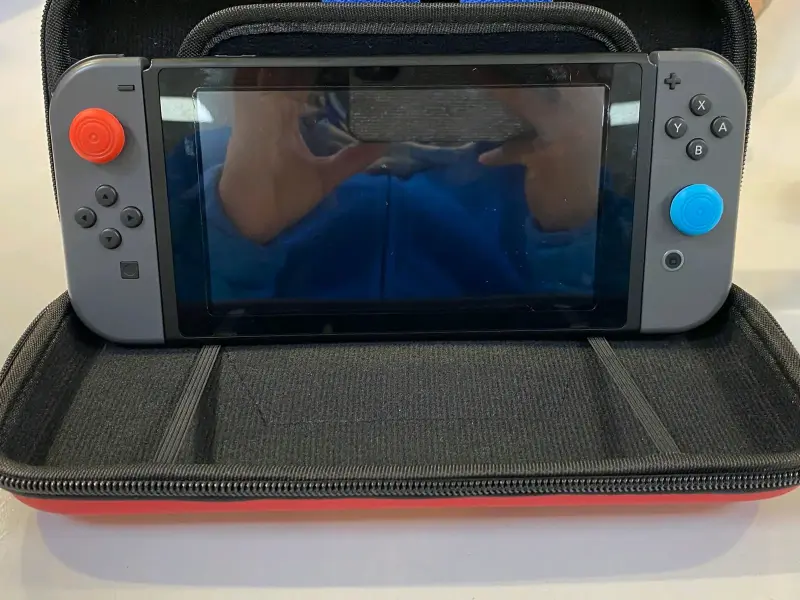 Consola portátil con estuche de transporte - 2