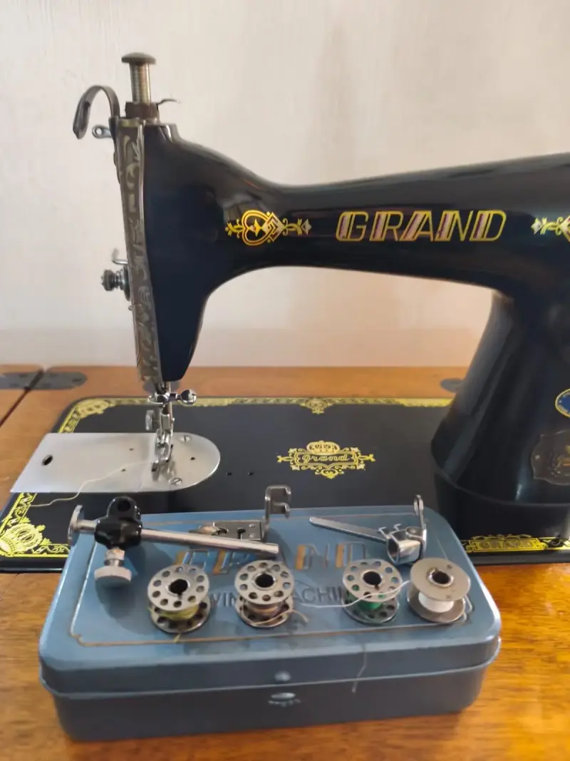 Máquina de coser vintage Grand con accesorios - 1