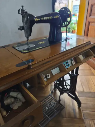Máquina de coser vintage Grand con accesorios - miniatura 2