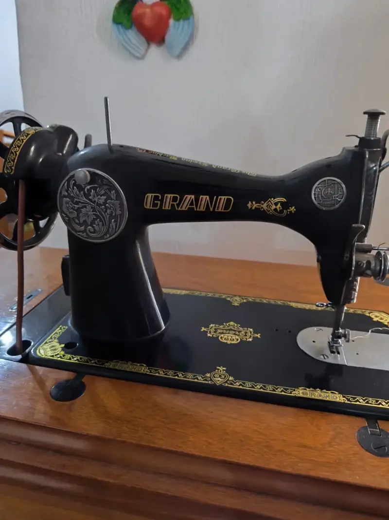 Máquina de coser vintage Grand con accesorios - 4