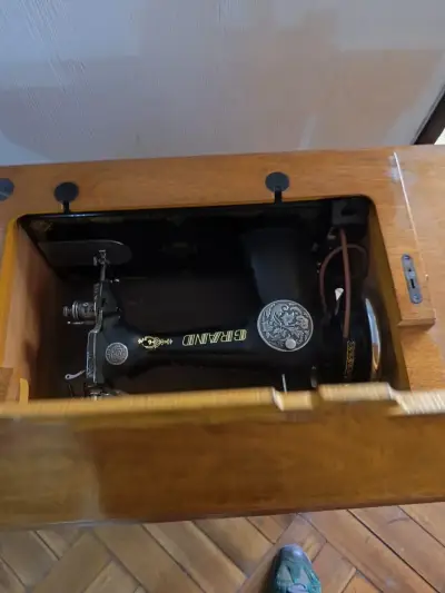 Máquina de coser vintage Grand con accesorios - miniatura 5
