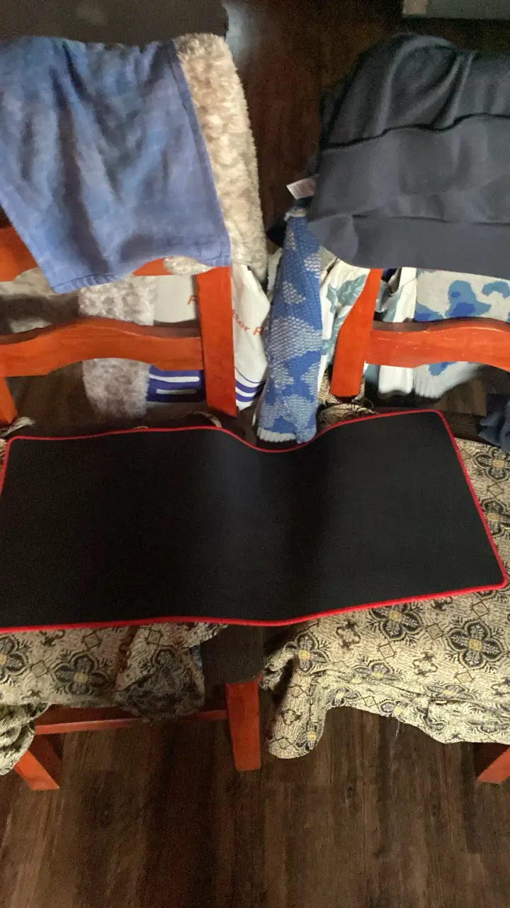 Alfombrilla gamer negra con bordes rojos